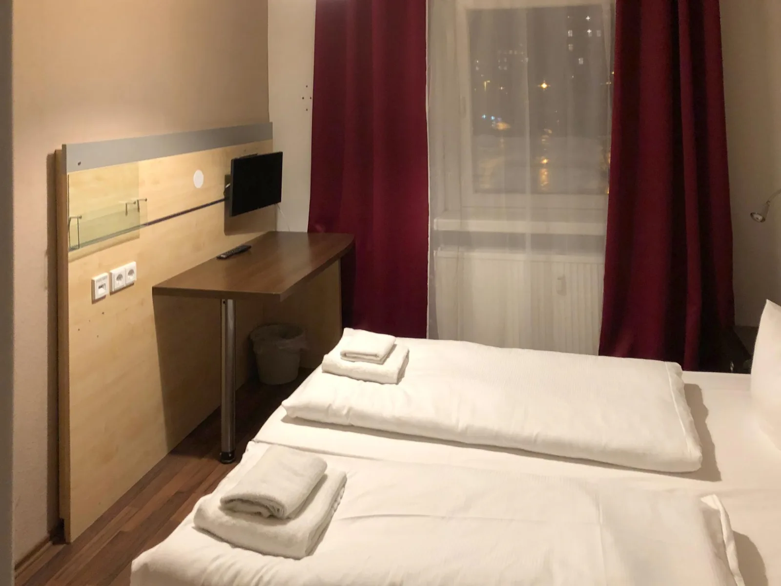 Doppelzimmer mit Fernseher und Schreibtisch