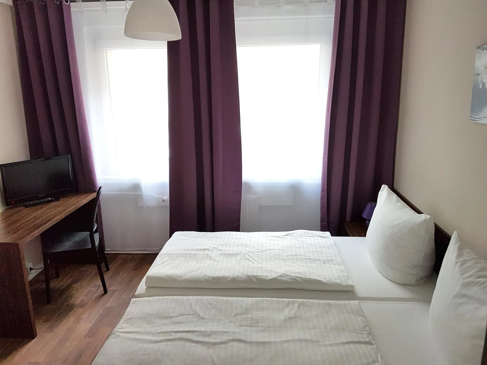 Barrierefreies Doppelzimmer im Hotel-Pension Reiter Berlin mit zwei Einzelbetten
