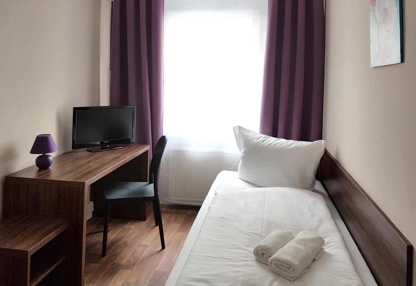 Einzelzimmer im Hotel-Pension Reiter Berlin mit Bett, Schreibtisch und Fernseher