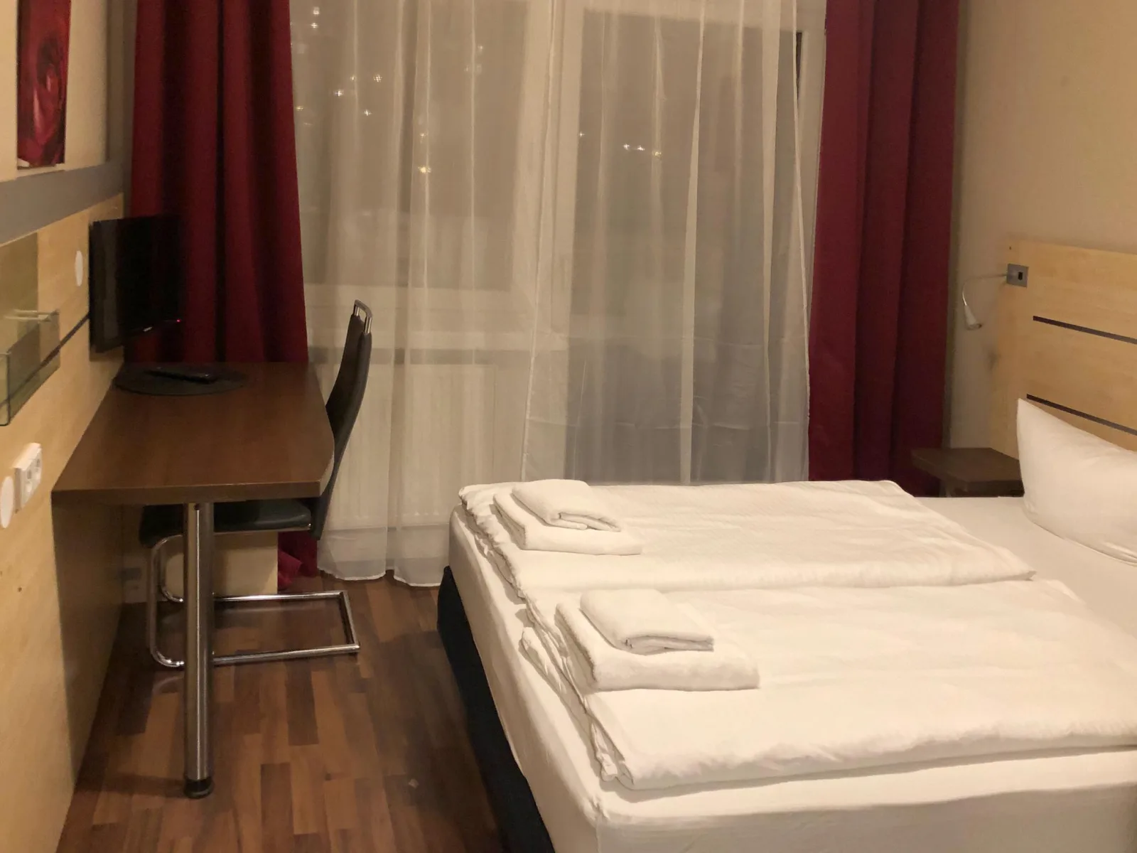 Monteurzimmer in Berlin Friedrichshain mit Bett, Schreibtisch und Fernseher