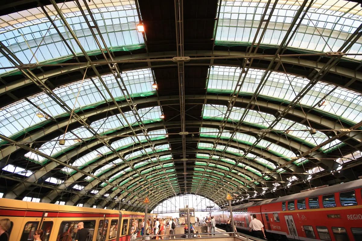 Bahnsteighalle des Berliner Ostbahnhofs