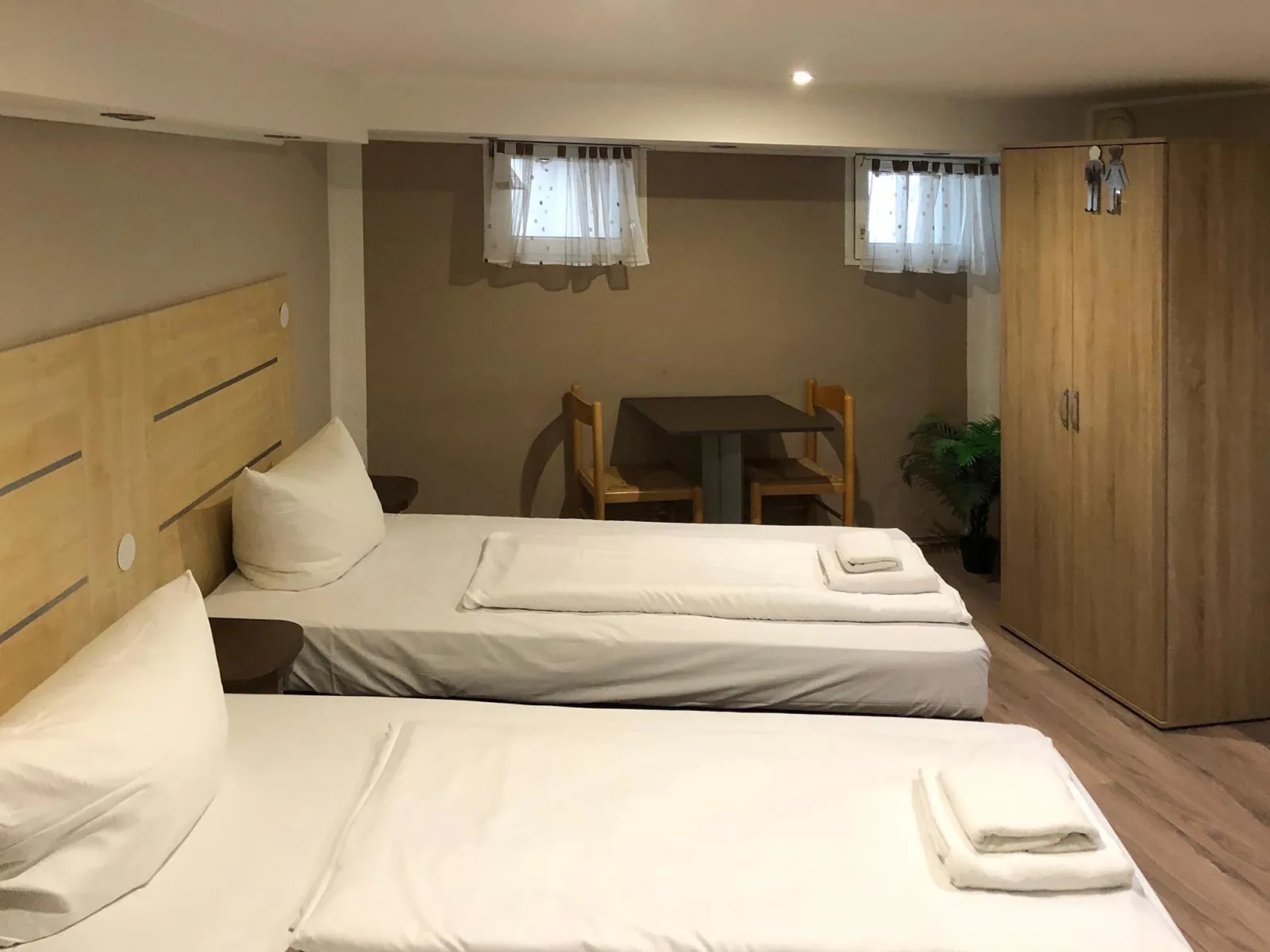 Vierbettzimmer im Hotel-Pension Reiter Berlin mit vier Betten und Sitzgruppe