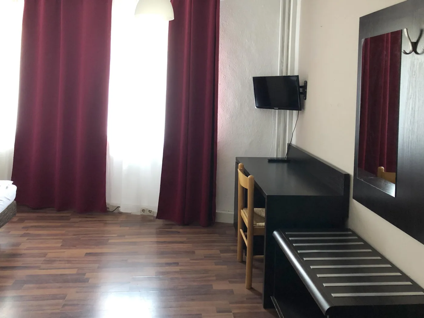 Schreibtisch mit Stuhl und Lampe im Zimmer