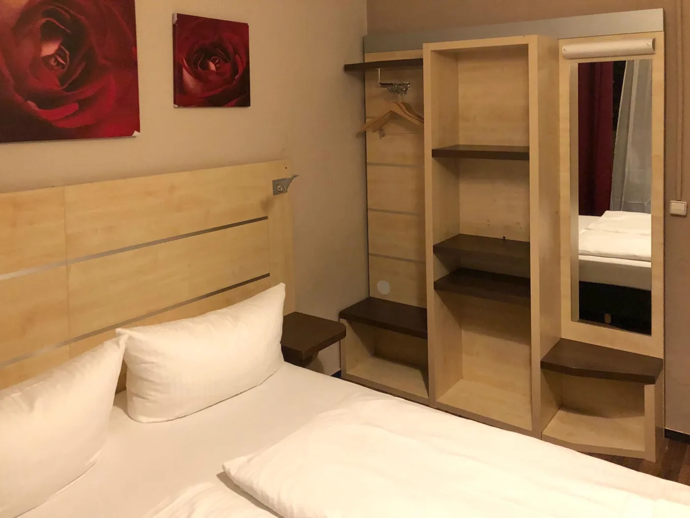 Kleiderschrank mit Ablage im Zimmer