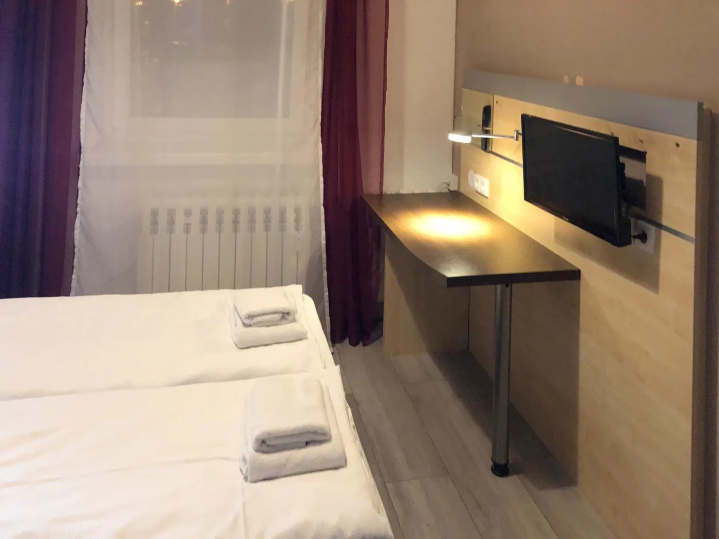 Zimmer mit Arbeitsplatz und Fernseher im Hotel-Pension Reiter Berlin